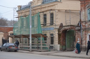 Слева - отреставрированный дом типографии "Миллэт", а жилому дому справа не нашелся инвестор
